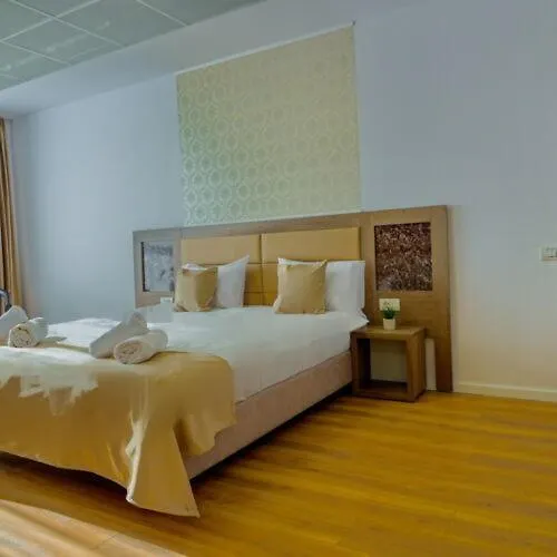 Sir Fundeni Готель