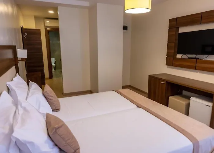 Sir Fundeni מלון