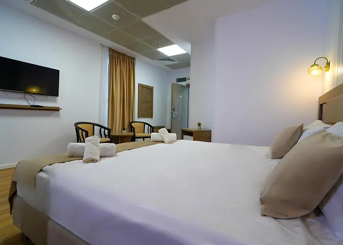 Sir Fundeni מלון