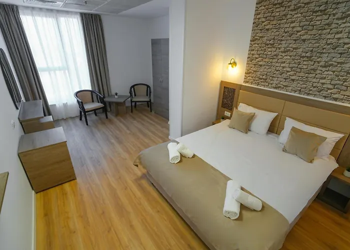 Sir Fundeni מלון 3*